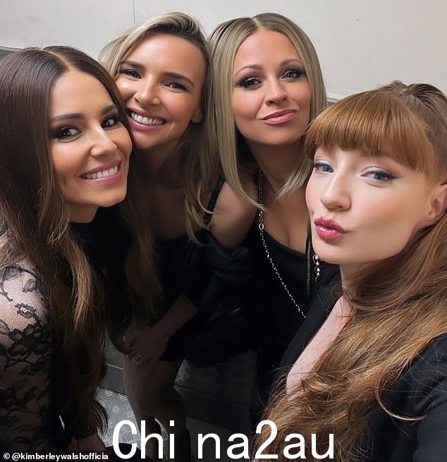 纳丁·科伊尔 (Nadine Coyle)、谢丽尔 (Cheryl)、尼古拉·罗伯茨 (Nicola Roberts) 和金伯利·沃尔什 (Kimberley Walsh) 与莎拉 (Sarah) 一起组成了标志性女子乐队，直到 2021 年莎拉因癌症不幸去世