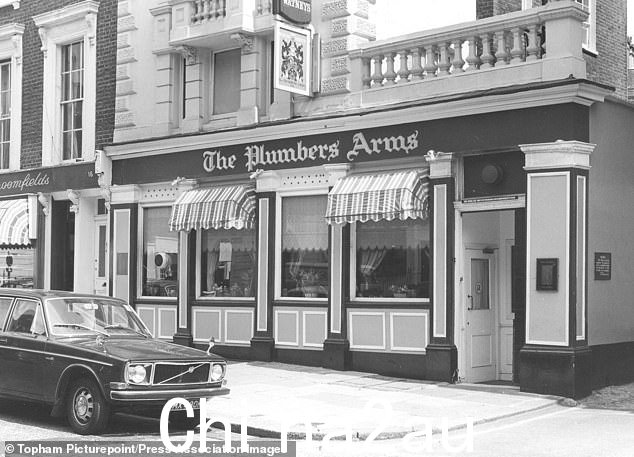 The Plumbers Arms，卢肯夫人发现桑德拉死在她的房子里后跑到那里