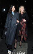 凯特·莫斯 (Kate Moss) 在时髦的私人会员俱乐部享受女孩之夜，身着长腿迷你裙，看起来别致