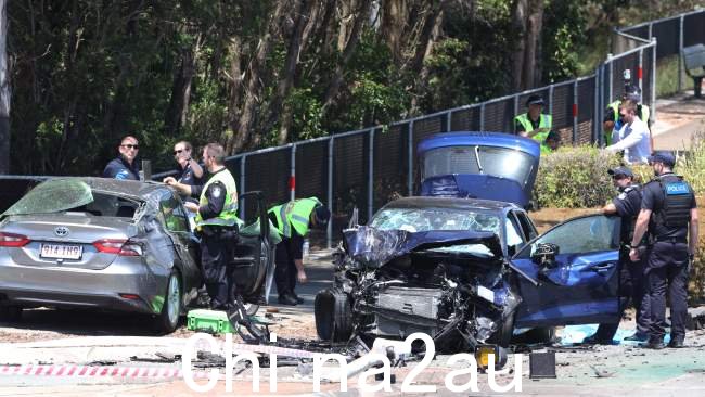 一辆被盗的奥迪还与一辆没有标记的警车相撞（左） 图片 Lachie Millard