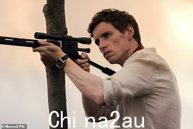 埃迪·雷德梅尼 (Eddie Redmayne) 在这部轰动一时的翻拍版《豺狼之日》中，采用了詹姆斯·邦德电影中的每一个陈词滥调，并对其进行了润色和旋转，使其再次令人眼花缭乱