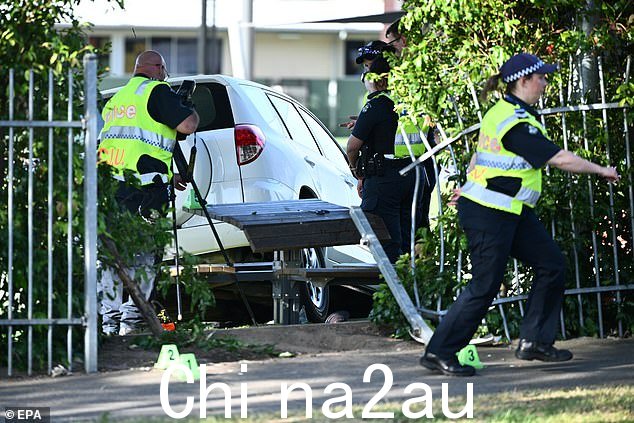 事故现场调查人员正在构建机械重建来检查驾驶员座椅、变速杆的角度vements and speed