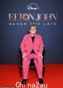 77 岁的埃尔顿·约翰 (Elton John) 自豪地得到了 62 岁的丈夫大卫·弗尼什 (David Furnish) 的支持，他们在伦敦 Ham Yard 酒店观看了他的新传记片《永远不会太晚》的