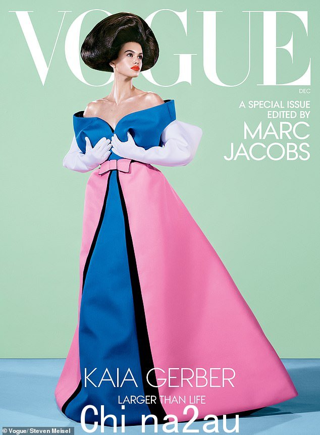 Kaia Gerber 在 12 月的《Vogue》封面上公开谈论人们低估了她的才智，身着一系列 Marc Jacobs 礼服，散发着魅力