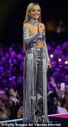 丽塔·奥拉 (Rita Ora) 在曼彻斯特众星云集的 MTV EMA 主持人中创造了历史，以 11 场令人难以置信的造型展示了她令人瞠目结舌的身材