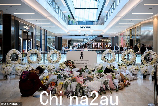 一名公众在 Westfield 购物中心 Bondi Junction 刺伤纪念地献花