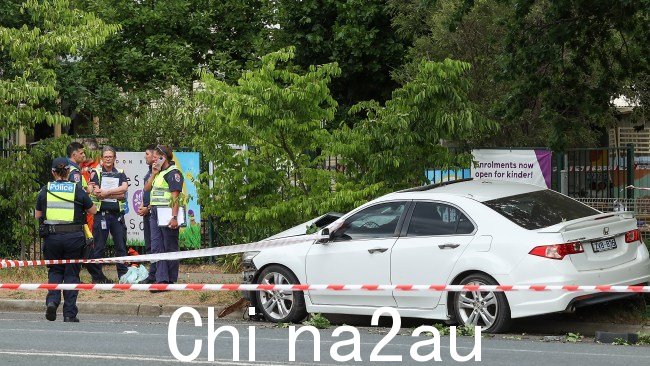 阿达学校外面停着一辆马车。图片：Ian Currie