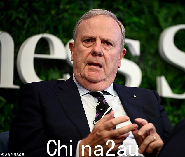 以前的九号台董事长 Peter Costello 于 6 月在堪培拉机场与记者发生争议性遭遇后辞职，当时他被问及有关 Sneesby 的问题