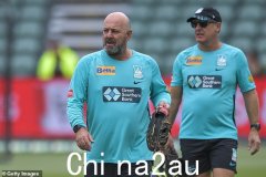 50 岁的板球传奇人物达伦·莱曼 (Darren Lehmann) 因可怕的健康恐慌差点丧命，向澳大利亚人发出警告