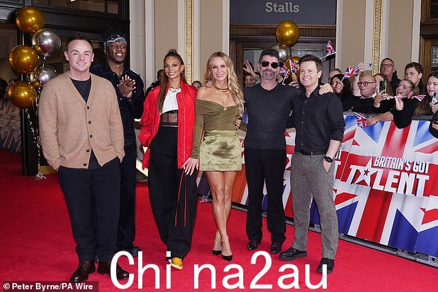 阿曼达将作为最新一季英国达人秀的评委回归（与 Ant McPartlin、客座评委 KSI、Alesha Dixon、Simon Cowell 和 Declan Donnelly 合影）