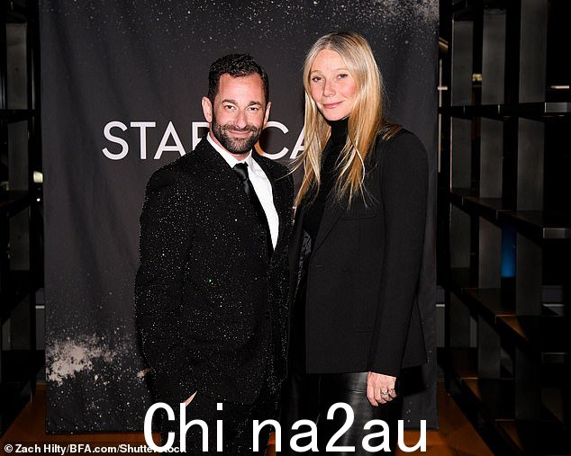 Paltrow 另外 sl穿上黑色紧身裤和不露趾高跟鞋，与她整体的单色配色方案相一致