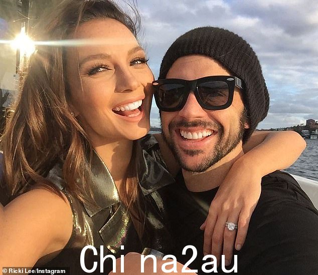 Ricki-Lee Coulter 在最新的 McHappy Day 活动中分享了她成功婚姻背后的秘密。与丈夫理查德·哈里森合影