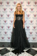 凯瑟琳·詹金斯 (Katherine Jenkins) 身着优雅黑色礼服登上英国军队基金会 25 周年舞会舞台，惊艳亮相