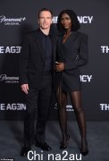 朱迪·特纳·史密斯 (Jodie Turner-Smith) 与搭档迈克尔·法斯宾德 (Michael Fassbender) 一起出席新电视节目《The Agency》的放映，身着西装外套迷你裙，尽显商务时尚