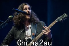 爱尔兰摇滚歌手霍齐尔 (Hozier) 开启澳大利亚巡演，在悉尼曲多斯班克竞技场 (Qudos Bank Arena) 引起观众惊叹