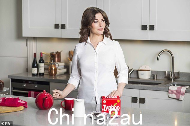 茶去年销售额下降了 4.3%，预计到 2028 年将进一步下降（图：主厨 Nigella Lawson 在 Typhoo 广告中）