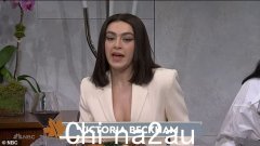 Charli XCX 变身维多利亚·贝克汉姆 (Victoria Beckham)，与其他“IT 女孩”一起在周六夜现场 (Saturday Night Live) 上演感恩节小品