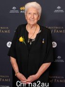 87 岁的退役奥运游泳运动员道恩·弗雷泽 (Dawn Fraser) 罕见地公开露面，出席在墨尔本举行的澳大利亚体育名人堂