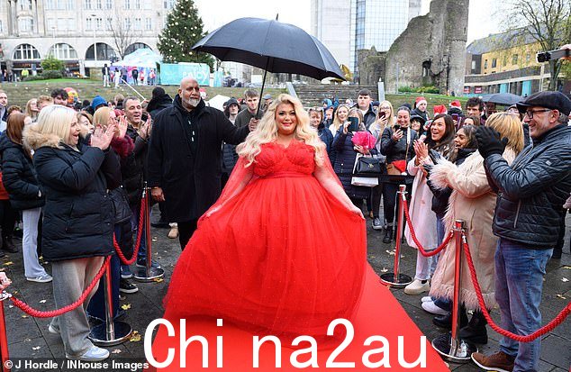 周日，杰玛·柯林斯 (Gemma Collins) 意外出现在斯旺西一年一度的圣诞游行中，打开麦当劳圣诞彩灯并推出节日菜单，震惊了当地人