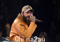 波斯特·马龙 (Post Malone) 似乎在宣布 2025 年科切拉 (Coachella) 巡回演唱会日期时的表演