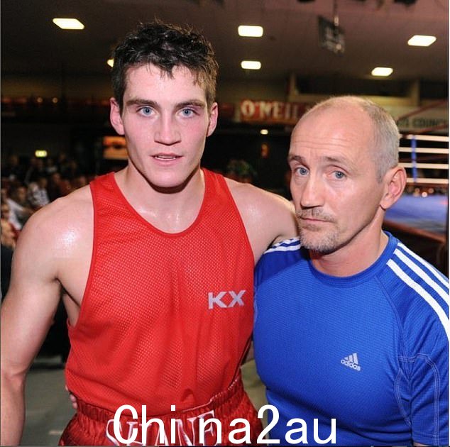 搬家后的小时数此刻，巴里的儿子肖恩·麦奎根 (Shane McGuigan) 在 Instagram 上感谢他父亲的营友们对他父亲的照顾（肖恩和他的父亲）