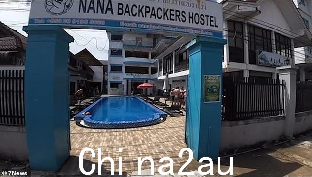 两人曾在 Nana Backpackers Hostel 预订了四晚住宿，他们在开始感到不适的前一天晚上一直在喝酒” class=