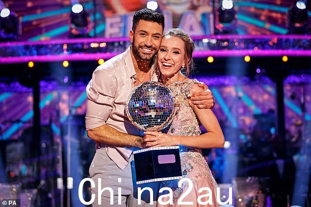 Giovanni Pernice 必须回到《舞动奇迹》，Jenni 写道。这里是他在 2021 年与 Rose Ayling-Ellis 一起赢得闪光球的照片