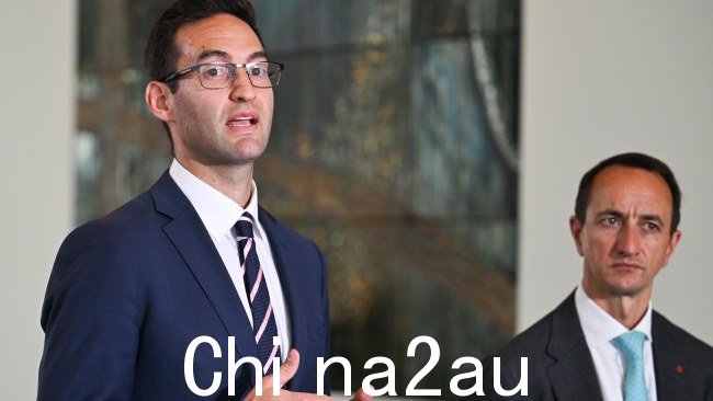 参议员戴夫·夏尔马 (Dave Sharma) 和议员乔什·伯恩斯 (Josh Burns) 在悉尼一个著名的犹太郊区遭到袭击后在堪培拉议会大厦举行了新闻发布会。图片：NewsWire / Martin Ollman