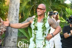 道恩·强森 (Dwayne Johnson) 在拍摄真人版翻拍赤裸上身的场景后，在《莫阿娜 2》首映式上跳舞，展示了他健壮的体格