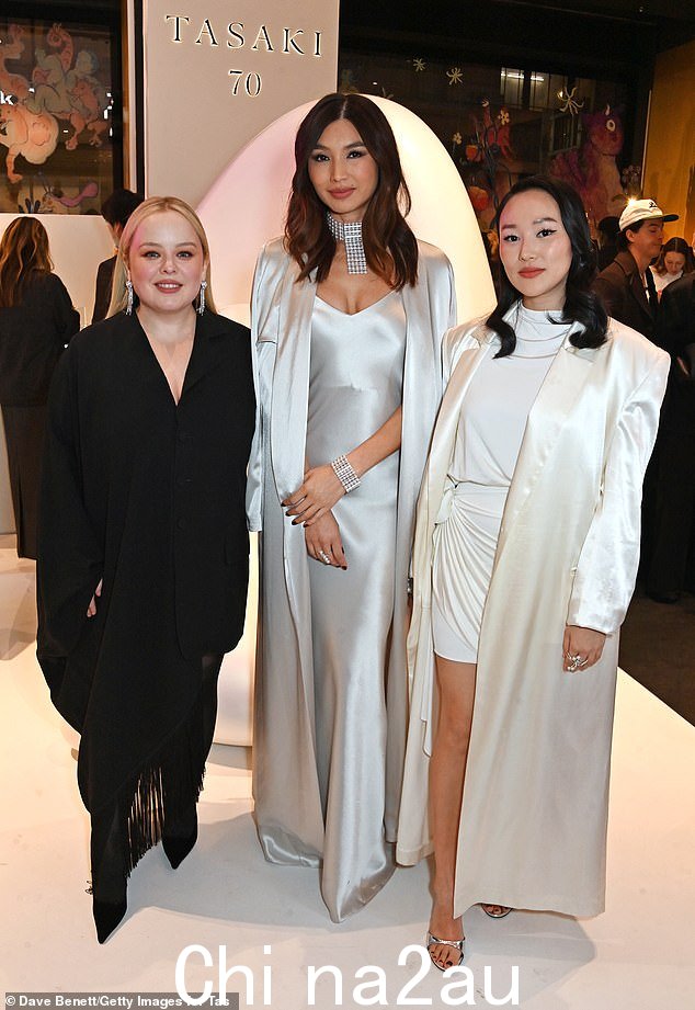 Nicola 在活动中与 Gemma Chan 和 Yerin Ha 合影时佩戴 TASAKI Atelier Waterfall 高级珠宝，