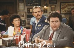 76 岁的《欢呼》明星乔治·温特 (George Wendt) 从洛杉矶透析诊所被推出时看上去很虚弱