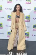 Leigh-Anne Pinnock 在伯明翰的 Hits Radio Live 上穿着性感的透明胸罩和裸色短裤，展现了性感的腹肌