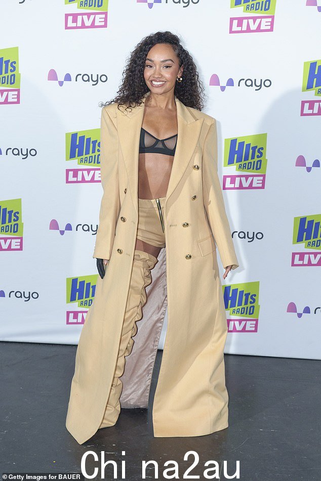 Leigh-Anne Pinnock 周五在伯明翰举行的 Hits Radio Live 活动中带领明星们，穿着黑色胸罩和裸色短裤，表现得非常活泼