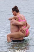 Chanelle Hayes 与她的新婚丈夫 Dan Bingham 背上 PDA，在希腊度浪漫蜜月时在海上热吻