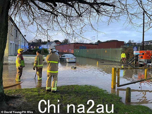 消防员正在抽水周六风暴伯特袭击英国后，远离贝尔法斯特郊区邓唐纳德护城河公园附近被洪水淹没的住宅街道