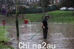 风暴伯特袭击英国：强风席卷全国，倾盆大雨造成“前所未有”的洪水，数百架航班被取消，恶劣天气已夺走四人生命