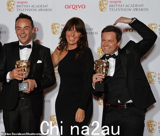 (L-R) Ant、Davina 和 Dec 在 2014 年 BAFTA 电视奖上合影