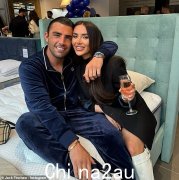 TOWIE 的 Chloe Brockett 与男友 Jack Fincham 分手几周后，指责他“拒绝支付账单”，但随后删除了帖子