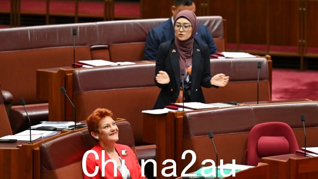 参议员 Pauline Hanson 和参议员 Fatima Payman 在议会大厦参议院堪培拉。图片：NewsWire / Martin Ollman