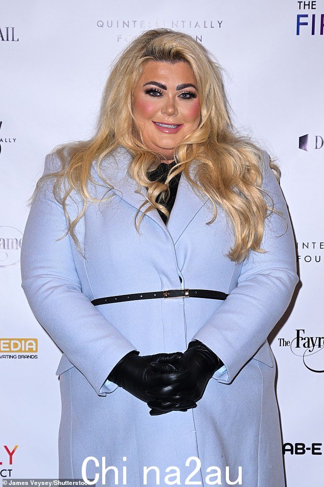 杰玛·柯林斯 (Gemma Collins) 周二晚上穿着别致的淡蓝色外套，抵达伦敦参加 The Fayre of St. James 圣诞颂歌音乐会