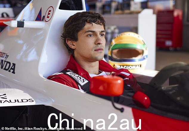 Netflix 新剧是根据巴西赛车传奇人物埃尔顿·塞纳·达·席尔瓦 (Ayrton Senna da Silva) 的一生改编的虚构迷你剧，他三度赢得一级方程式世界车手冠军（加布里埃尔·莱昂内如图）