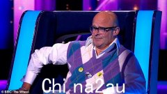 哈利·希尔 (Harry Hill) 令《车轮》参赛者惊讶不已，他声称自己已经三年没有见到妻子了，最后一次看到她“在路边鞭打水果”