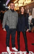 丽莎·斯诺登 (Lisa Snowdon) 与未婚夫乔治·斯马特 (George Smart) 一起出席《更好的男人》首映式，身着超大号细条纹西装外套和紧身皮裤，轻松别致