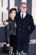 41 岁的维琪·麦克卢尔 (Vicky McClure) 和 52 岁的伴侣乔尼·欧文 (Jonny Owen) 手挽着手，罕见地亮相《更好的男人》欧洲首映红毯