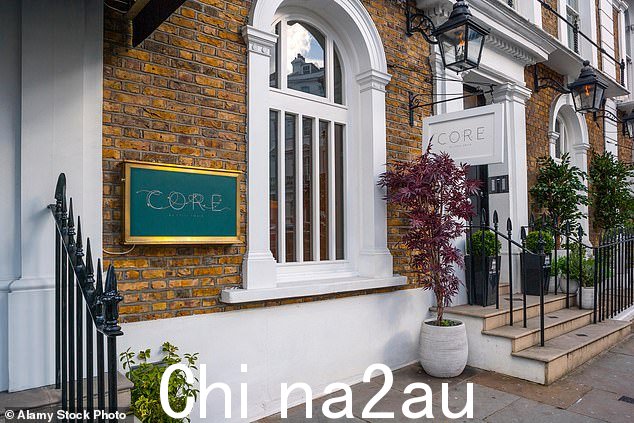 同时，仅伦敦就有 28 家餐厅上榜，其中位于诺丁山的 Clare Smyth's Core（如图）以 97 分排名最高