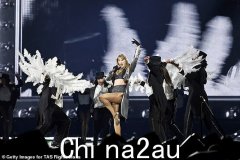 泰勒·斯威夫特 (Taylor Swift) 前来观看特拉维斯·凯尔斯 (Travis Kelce) 和堪萨斯城酋长队的比赛时，向神秘崇拜者眨眼