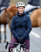 扎拉·廷德尔 (Zara Tindall) 参加慈善自行车挑战赛的最后一站 - 纪念已故的三项赛骑手卡罗琳·马奇 (Caroline March)