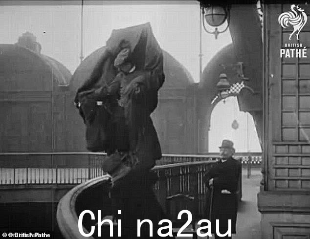 1912 年二月一个冰冷的日子，出生于奥地利的发明家 Franz Reichelt 穿着自制的降落伞服登上巴黎埃菲尔铁塔的照片，这一著名照片