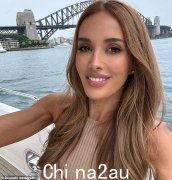 AFL WAG 丽贝卡·贾德 (Rebecca Judd) 的粉丝指出她与 15 位迷人朋友一起参加 Dom Dolla 音乐会时悉尼派对照片中的狂野细节