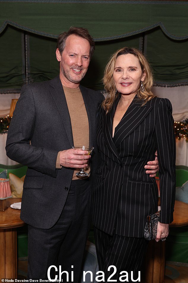 Kim Cattrall 与男友 Russell Thomas 一起出席 Perfect Magazine X Dolce and Gabbana 圣诞派对时，身着紧身细条纹西装外套和长裤，看起来毫不费力地别致